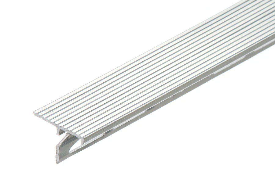 Profil schodowy ryflowany T aluminium naturalne 2,5m Srebrny