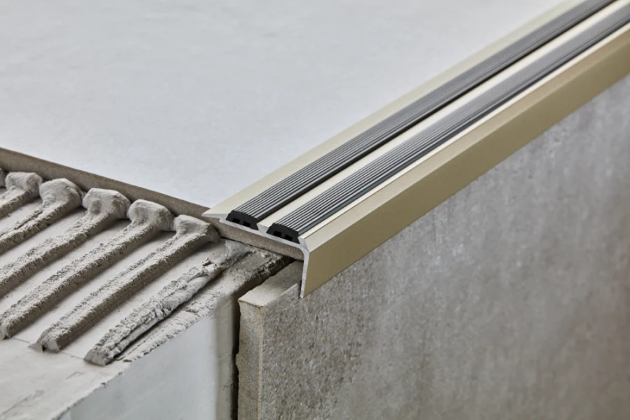 Profil schodowy aluminiowy szeroki 35x19,5mm nakładką wąską Cezar Złoty Mat 2,70m - Image 3